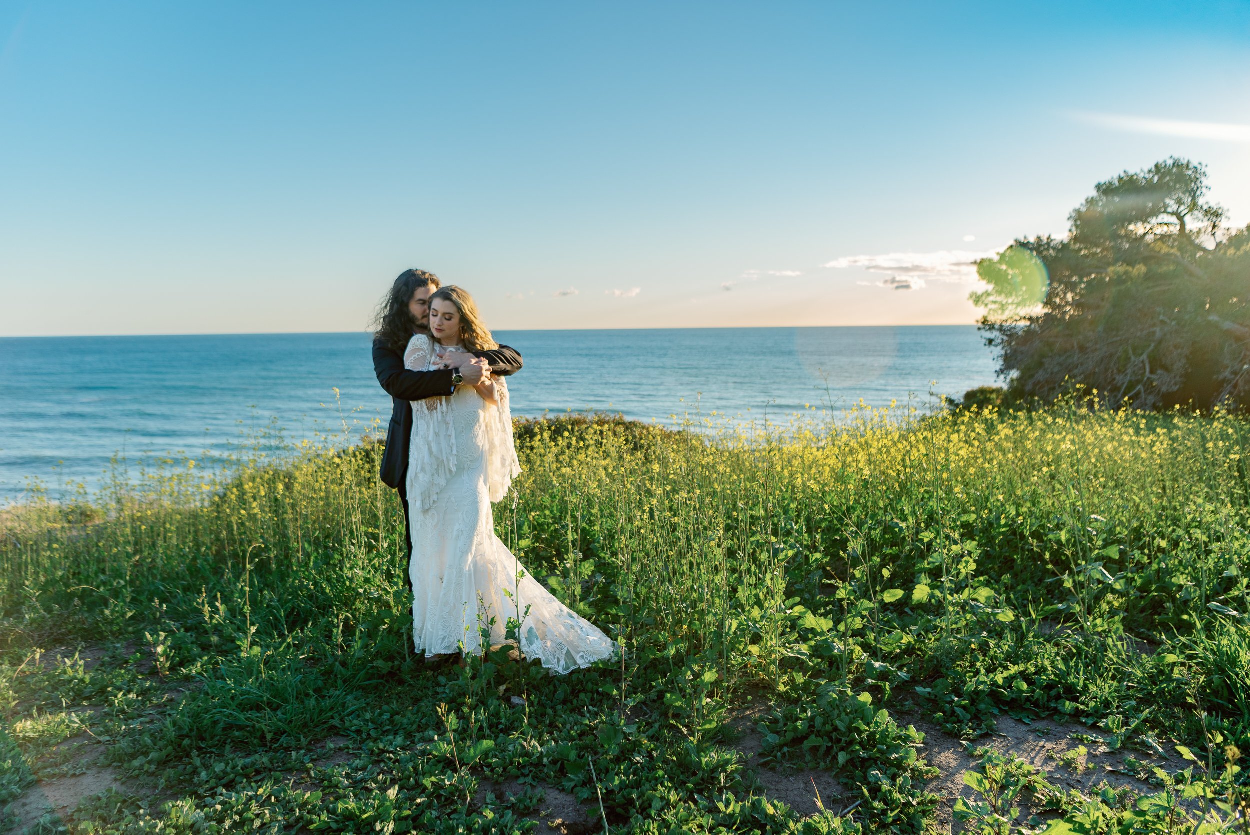 5 reasons to elope: Cliffside elopement with just this couple for an intimate way to start their life together. More and more couples are choosing to elope so the day is truly about their shared connection and what they want their day to be like.